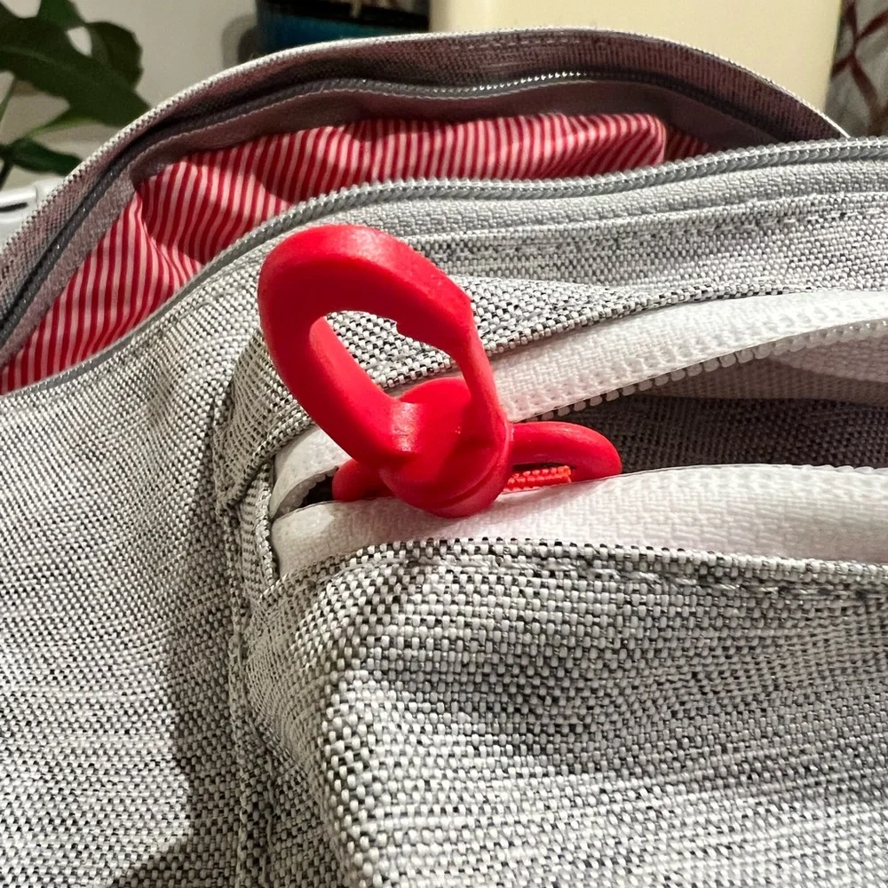 Herschel Supply Day Pack Crossbody - Picture 6 of 6